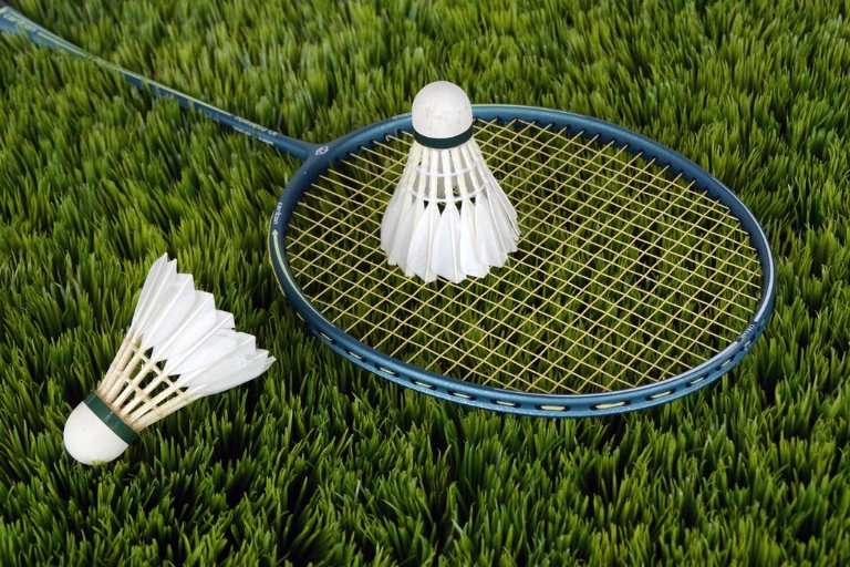 Badminton for piger fra 18 år til ?