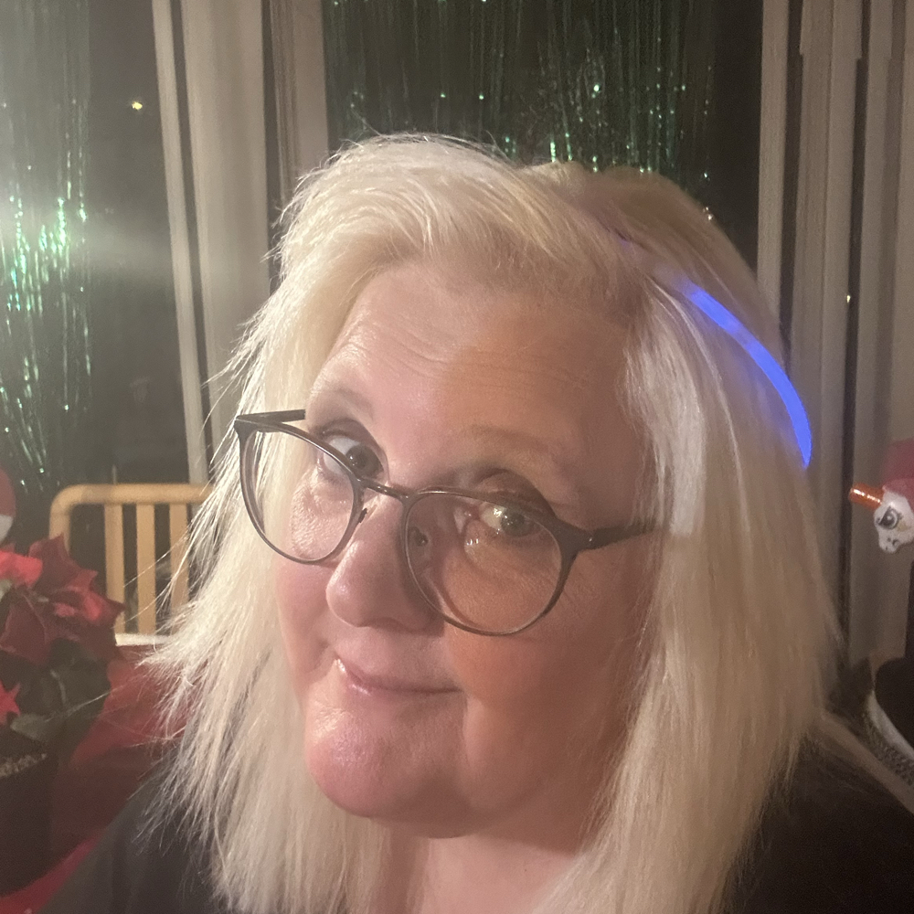 Latterlig og humoristpige på 53,år 