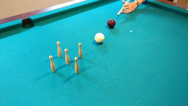 Person til at spille billard 