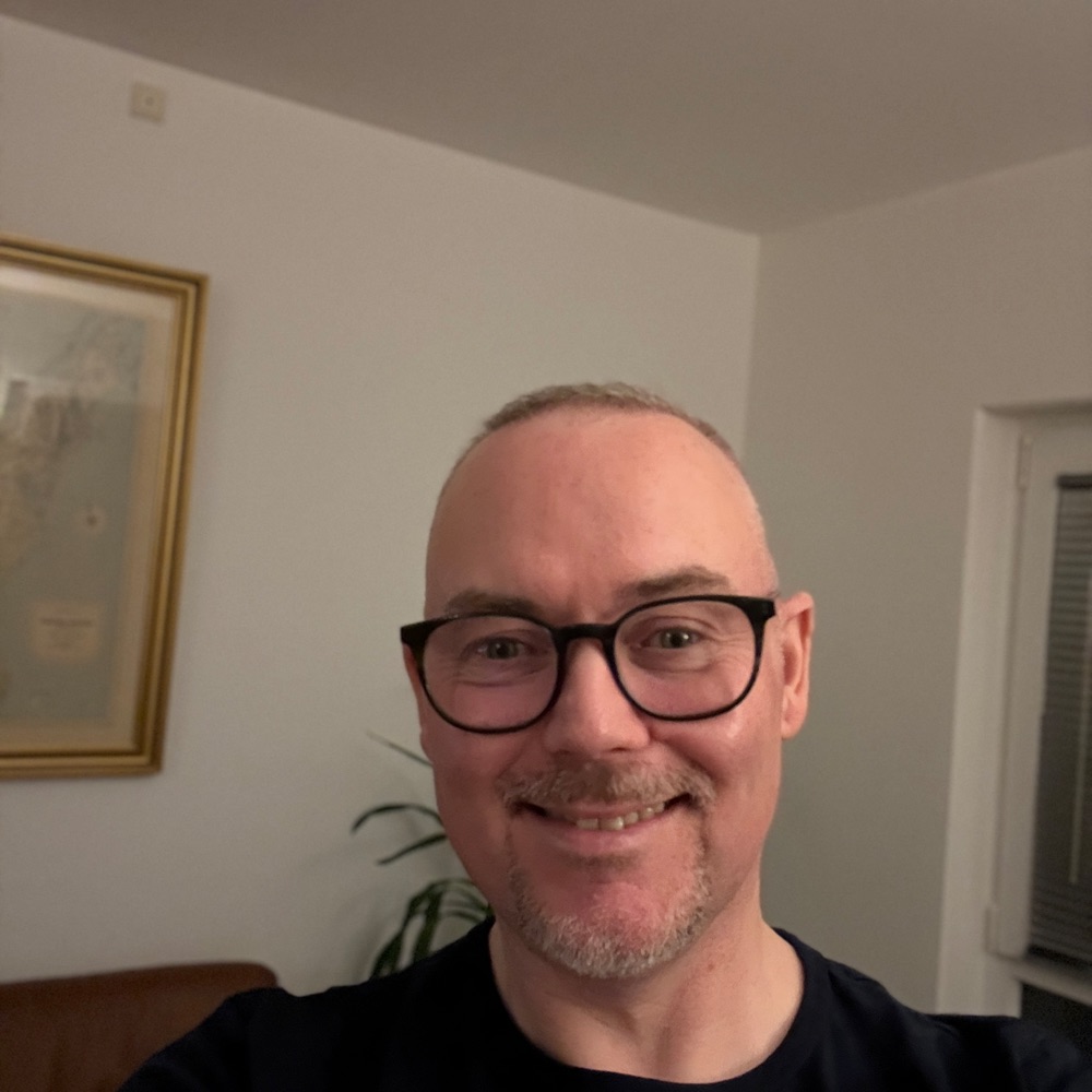 Behagelig gut med hjerte og smerte