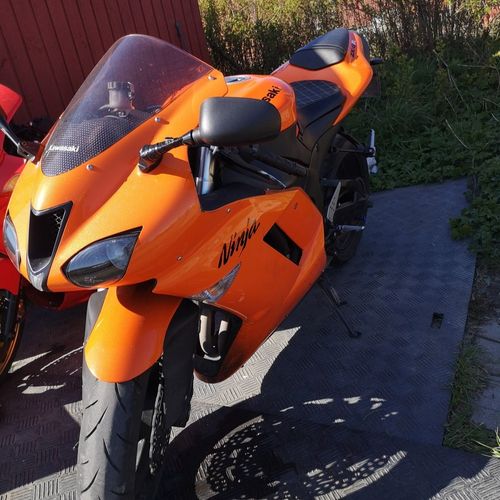 Rolig familiefar med humor