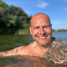 Livsglad, omsorgsfuld og positiv.