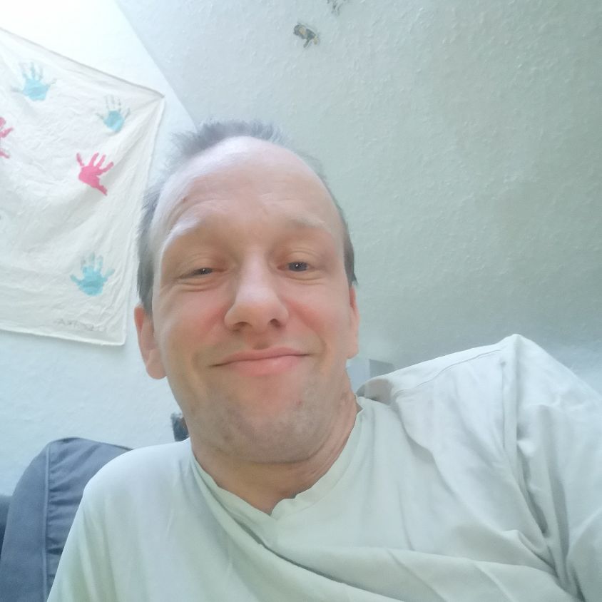 Glad og hjælpsom person