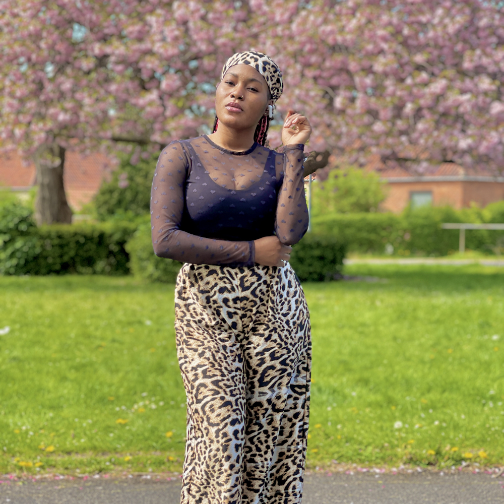 Chat, explore & take cute pictures 