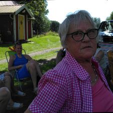 Född -39. Pigg och glad .Bor i Halm