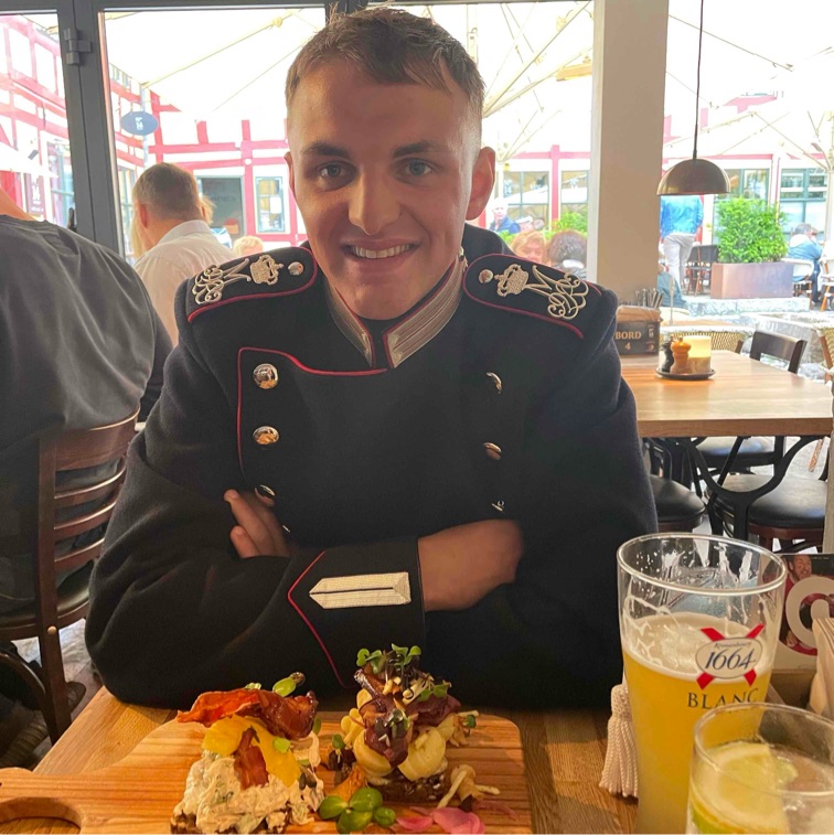 25 år søger venskaber. 