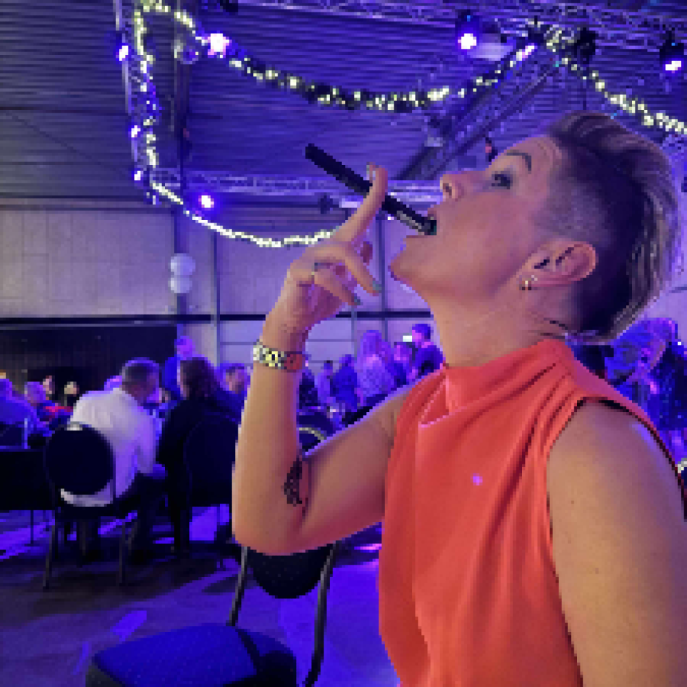 Hot Mpms - søger nærværende venner