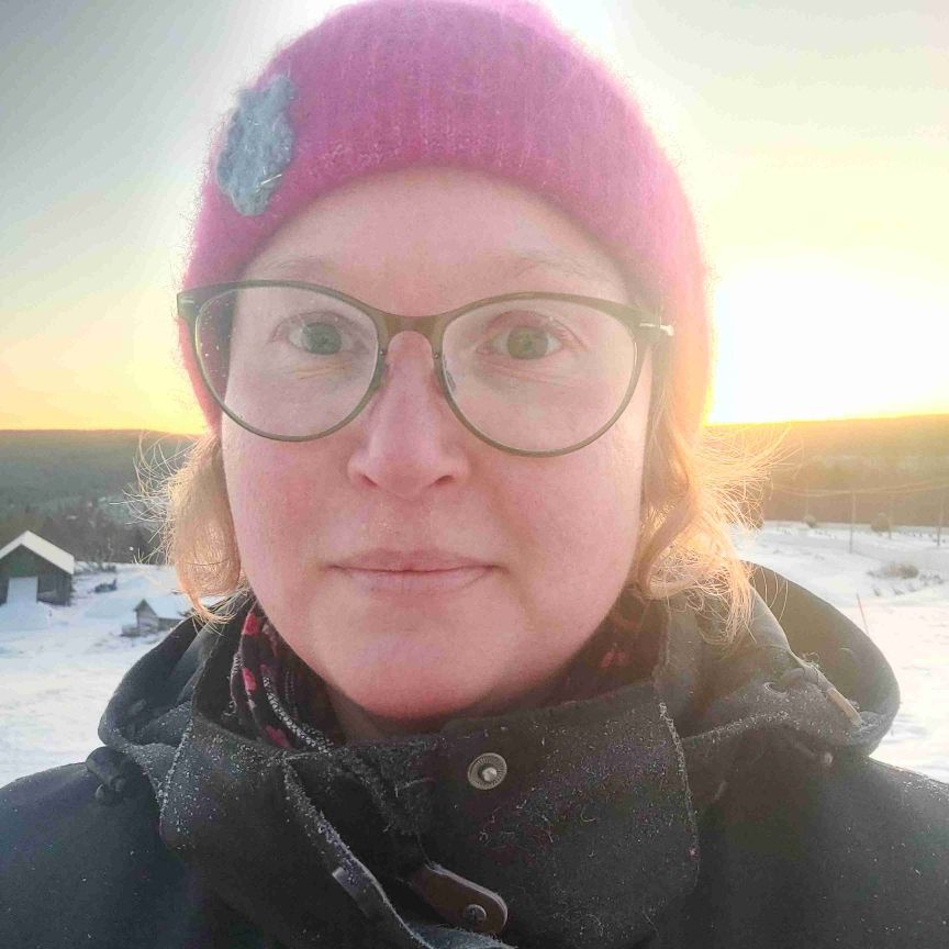 Stark och skör tant-tjej