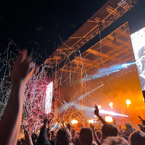 Frivillige hjælper ved indgangen 