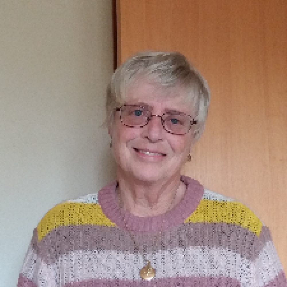 Udadvendt smilende kvinde .