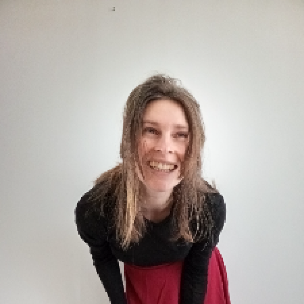 Kreativ kvinde med dybte og humor 