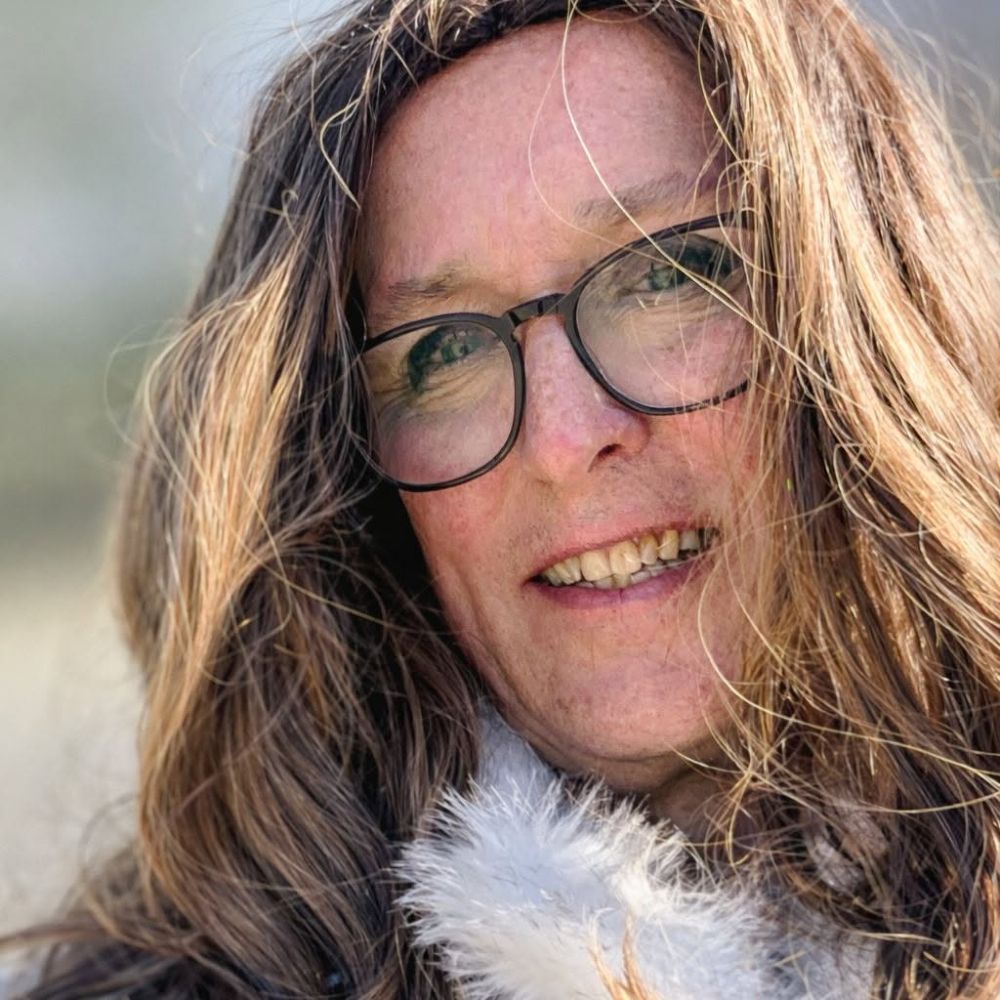 En kærlig hånd og makeup-hjælp