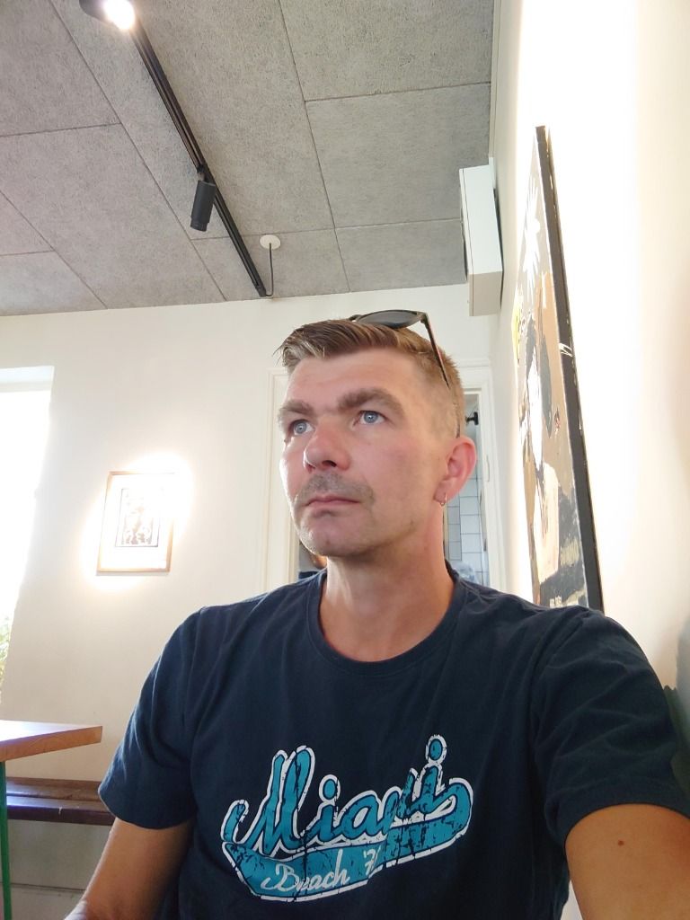 Kasper – Övervinner ensamhet, PTSD, schizofreni och det förflutnas skuggor med kriminalitet genom Boblberg.