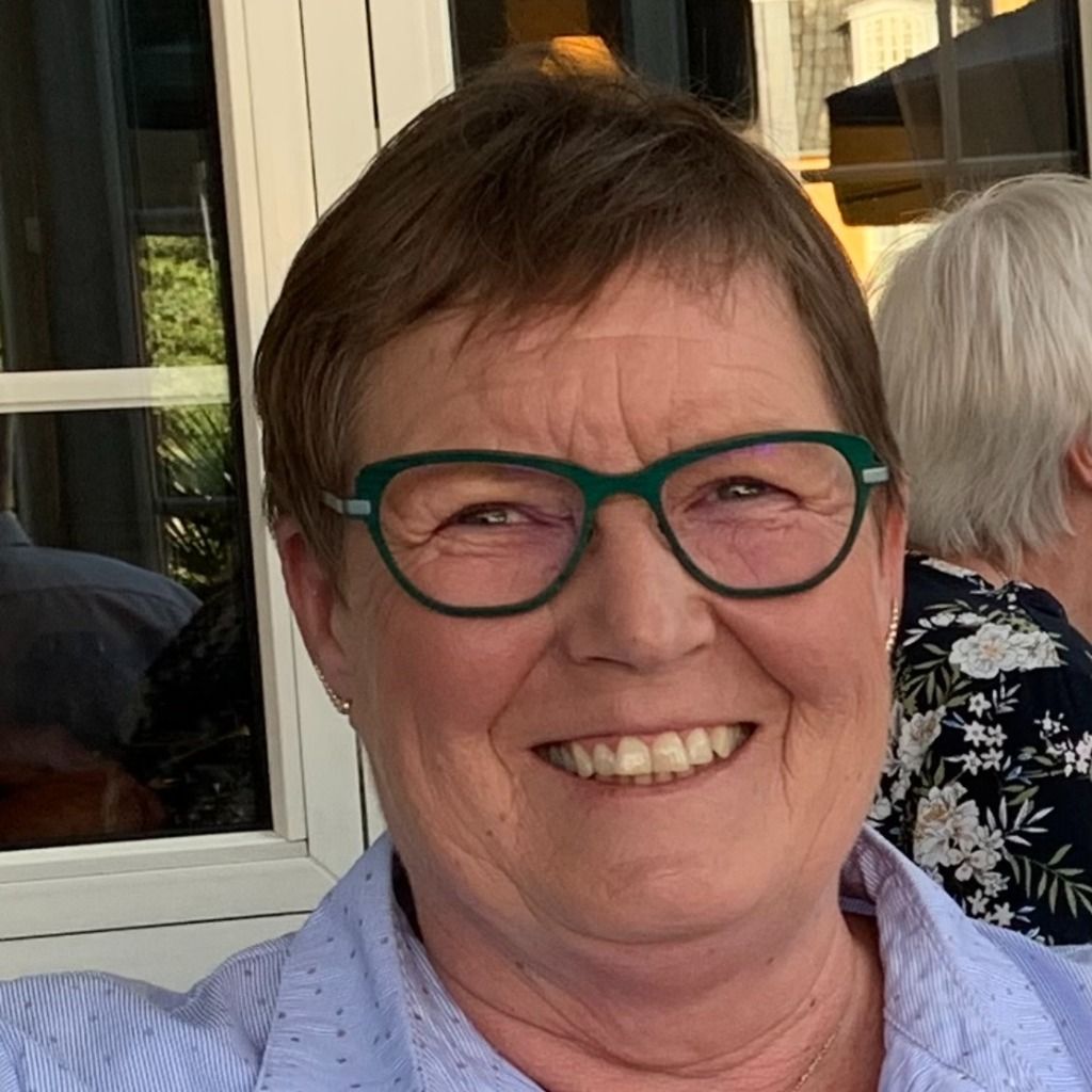 Lone - To nya vänner och en stickklubb ger något att se fram emot i vardagen.