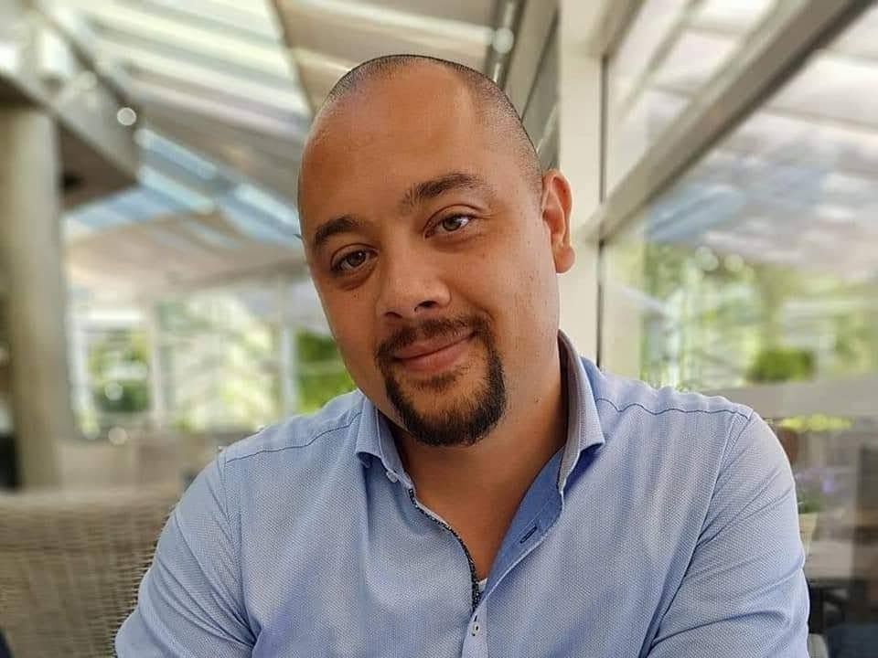 Denis – Två familjer med lust och överskott bjöd ensamstående far på en trerätters middag och en trevlig nyårsafton.