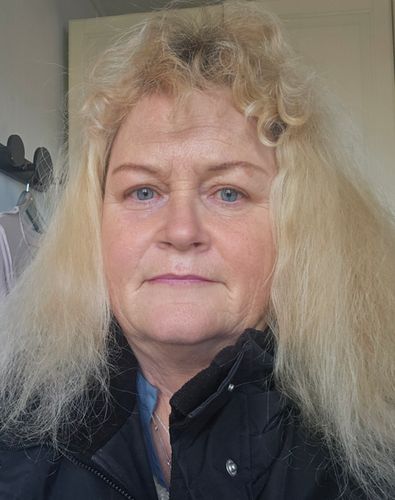 Helle stod alene efter et endt forhold, men fandt fællesskab nytårsaften