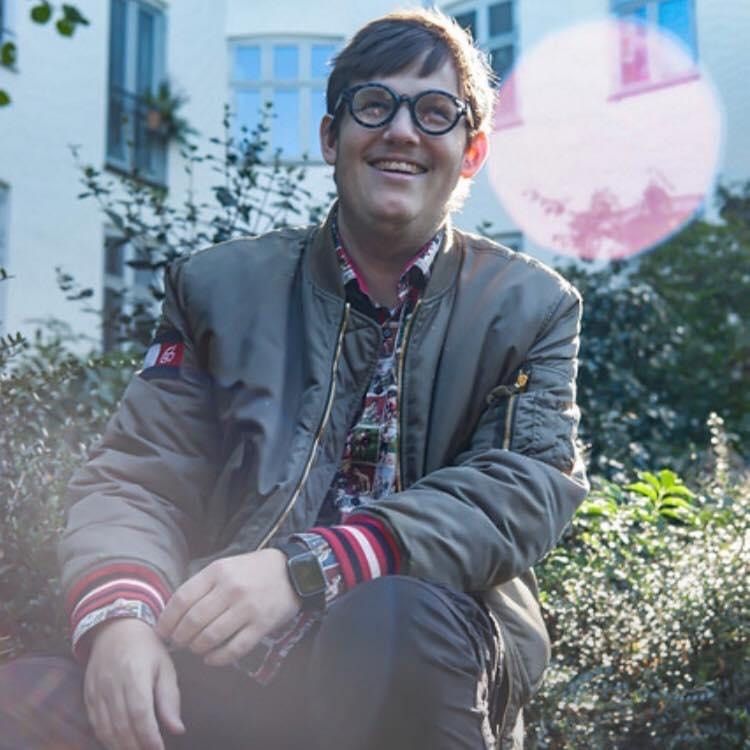 Oliver – Får kamp till stregen av sina nya brädspelsvänner