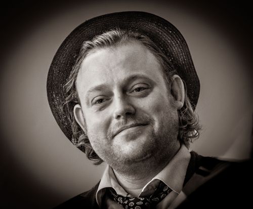 Simon deler nu musik, mad og fascination for dyrelyde med to nye venner