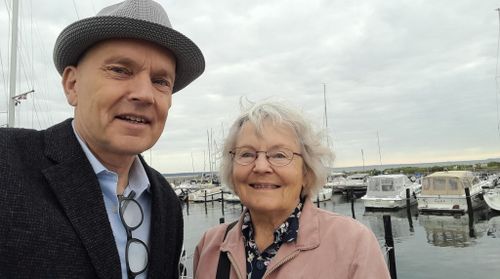 Jens og hans mor oplevede hjerterum, da en sød værtsfamilie inviterede til juleaften  