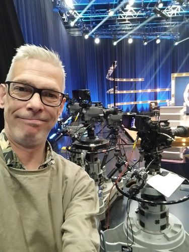 Danny hørte naboerne danse rundt om juletræet og bestemte sig for ikke at sidde alene i julen igen 