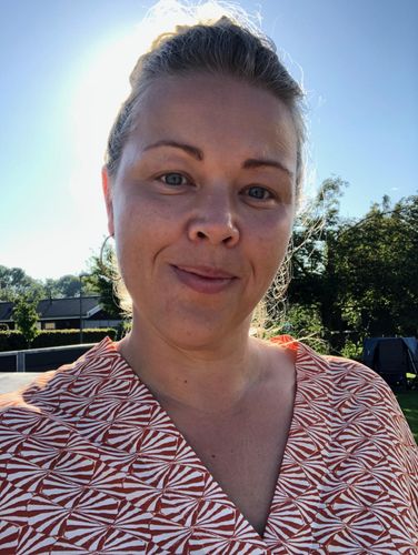 Kristina spreder juleglæde som vært: En hyggelig aften med fokus på næstekærlighed